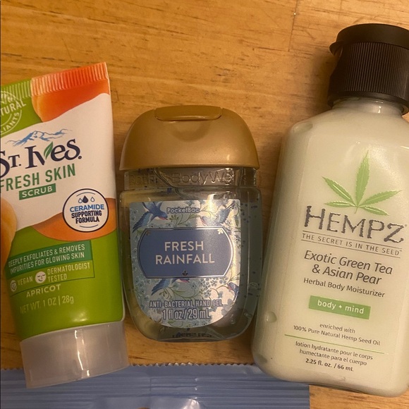 Someone Somewhere for Delta filled travel pouch w B&BWs, Hempz, Neutrogena more - Picture 6 of 8